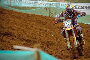 篮球场一般是什么地面，篮球场地是多大的